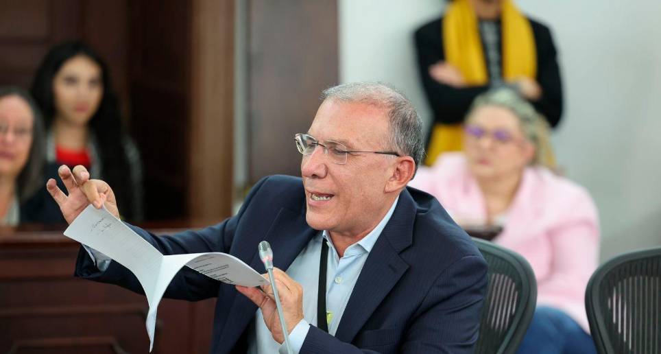 El congresista rompió el documento de la reforma en plena sesión. FOTO: PRENSA ROY BARRERAS