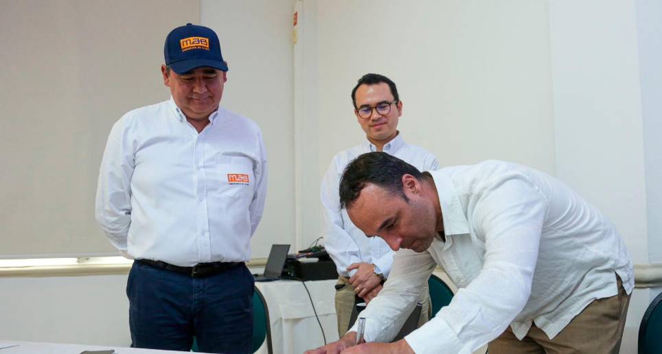 El presidente (e) de la Agencia Nacional de Infraestructura, Jinathan Bernal, firma el acta el acta de inicio del contrato del proyecto‘Recuperación de los ecosistemas degradados del Canal del Dique’, una iniciativa públicoprivada que restaurará los ecosistemas y estará a cargo de la concesionaria Ecosistemas del Dique. FOTO Cortesía