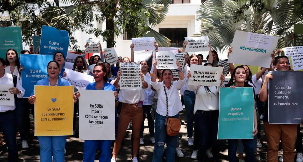 Cientos de empleados de las tres empresas antioqueñas manifestaron su inconformiudad este martes. FOTO: Carlos Velásquez