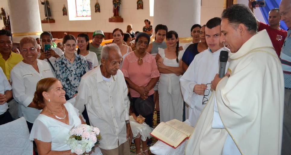 Las nupcias de don Efraín y doña Carmen se realizaron el pasado sábado 20 de mayo en la Parroquia Nuestra Señora de la Asunción. FOTOS PERIÓDICO EL SANTAFEREÑO