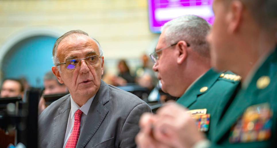 El ministro Iván Velásquez acudió al debate acompañado de la cúpula militar y altos mandos de las Fuerzas Armadas. FOTO Ministerio de Defensa