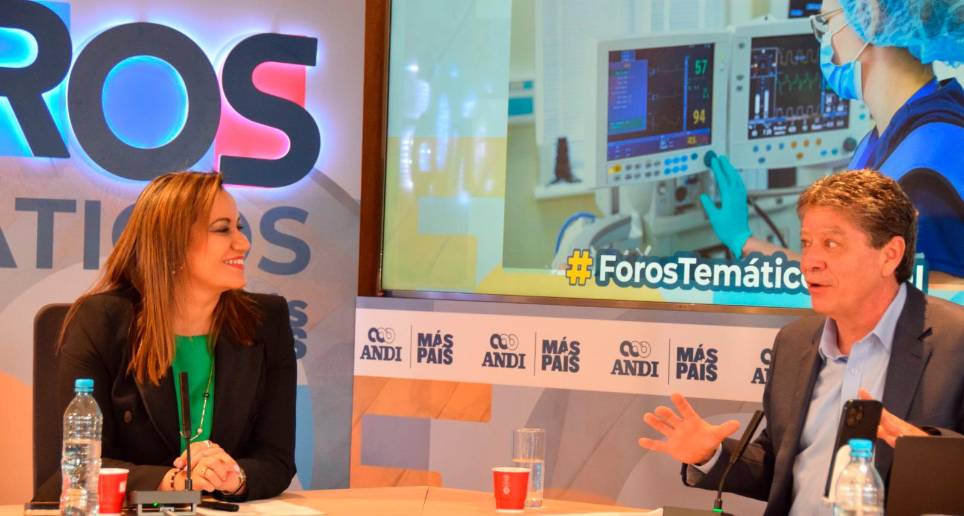 La ministra Carolina Corcho participó de los Foros Temáticos de la Andi para hablar sobre la reforma a la salud con Bruce Mac Master. FOTO CORTESÍA MINSALUD