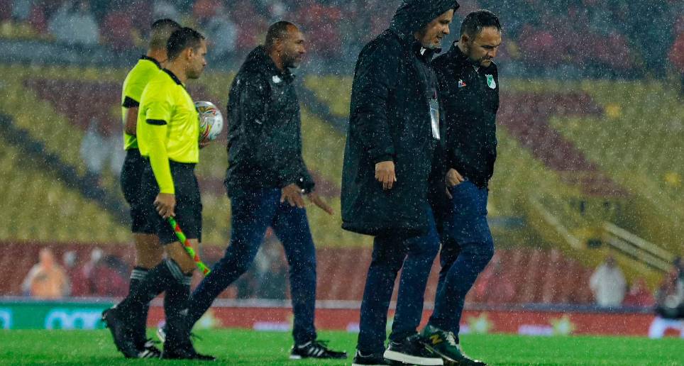 Las fuertes lluvias obligaron a que el compromiso entre Santa Fe y Cali se disputara este miércoles. FOTO COLPRENSA
