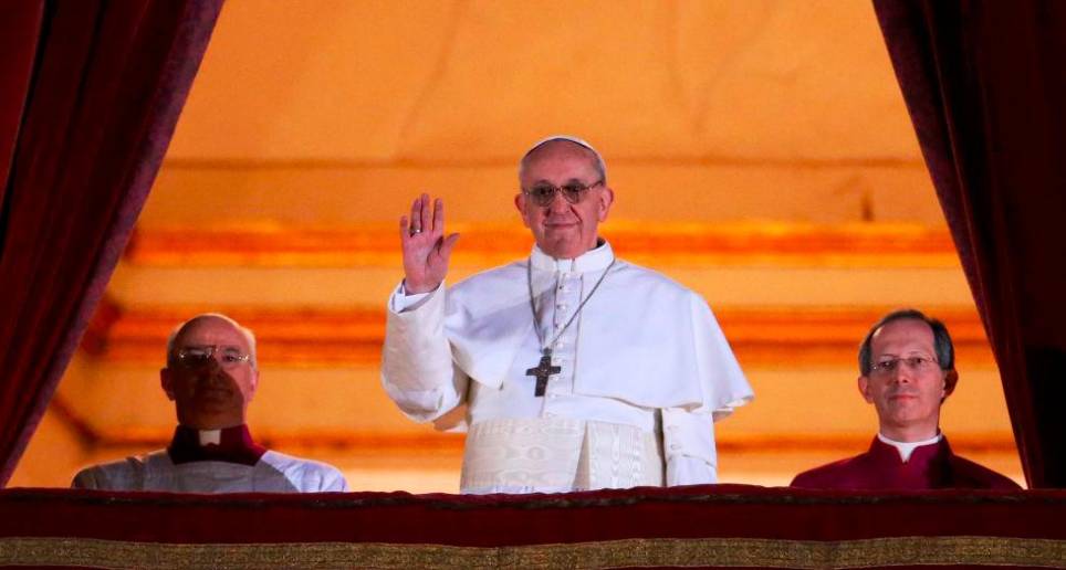 Cuando Jorge Mario Bergoglio fue anunciado como Papa en 2013 eligió llamarse Francisco y hacer su primera aparición pública sin las lujosas joyas que entregaba El Vaticano a los jerarcas de la Iglesia. FOTO Getty