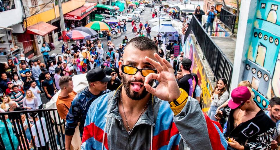 Manuel Turizo recorrió las calles del sector, donde aprovechó para cantar y comer las tradicionales cremas que venden en la zona. FOTO Jaime Pérez.