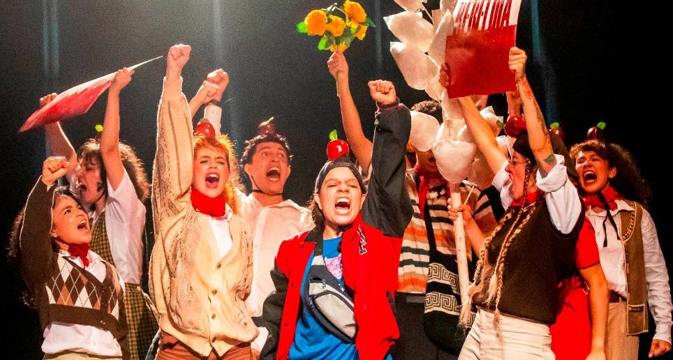 Mezcla de diferentes registros teatrales, el montaje rescata la figura y la obra de Juan Guillermo Rúa.