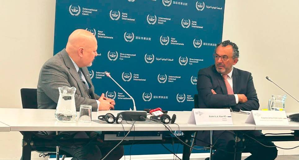 El fiscal de la Corte Penal Internacional, Karim Khanv (izquierda) y el presidente de la Jurisdicción Especial para la Paz, Roberto Carlos Vidal. FOTO: CORTESÍA