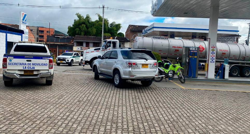 El tractocamión implicado en el accidente en la vía Rionegro-La Ceja fue interceptado en la estación de gasolina ubicada en la entrada hacia el municipio de La Ceja. FOTO: CORTESÍA ENTRE CEJA Y CEJA