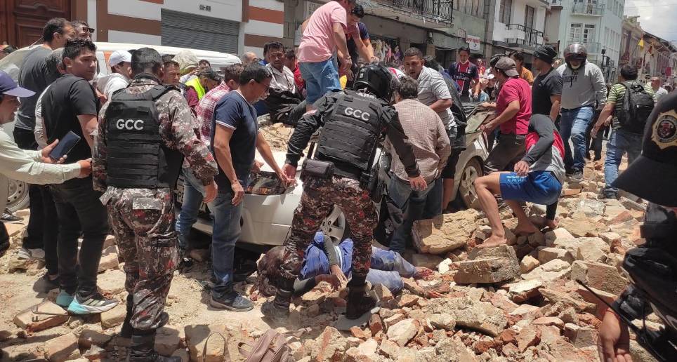 Cuatro personas fallecidas y una herida es el saldo parcial de este sismo que sacudió al Ecuador.
