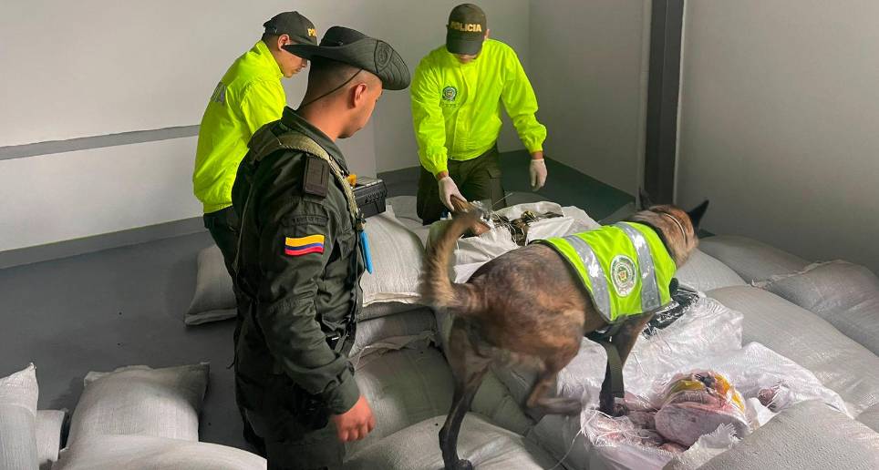 En una bodega del barrio Boston, los narcotraficantes escondían la droga que fue incautada. FOTO: CORTESÍA POLICÍA