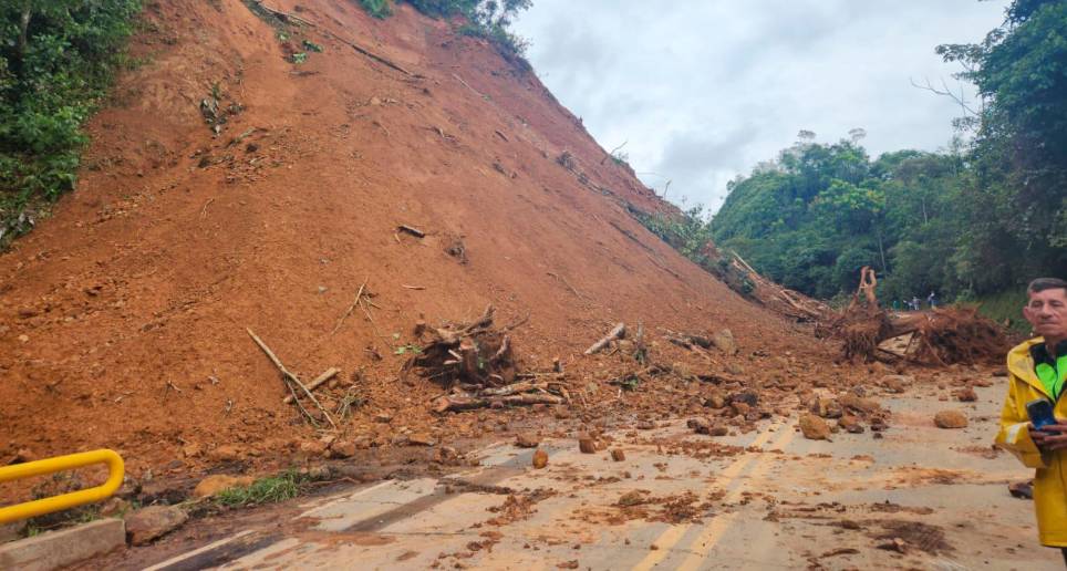 El cierre se registra por un derrumbe en el sector Puentes Caídos. FOTO: Cortesía