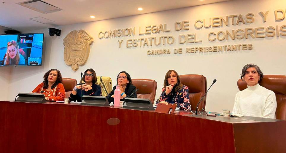 María Antonia García de la Torre, Mónica Godoy, Juana Amador, Jennifer Pedraza, Ángela María Robledo y Sara Tufano denunciaron violencia política contra las mujeres dentro de la Colombia Humana. FOTO: Twitter @JenniferPedraz