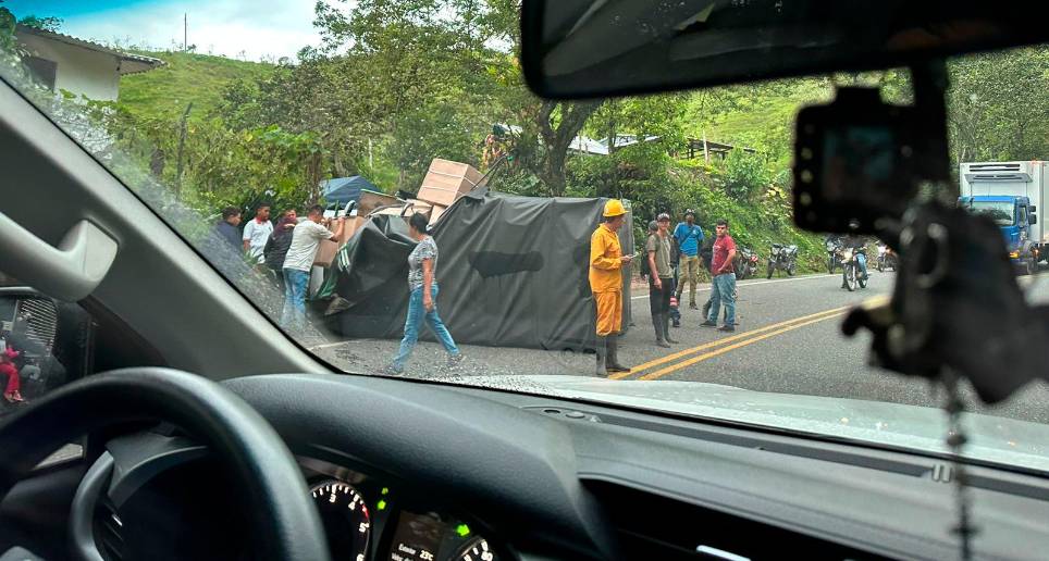 Según los primeros reportes los menores fueron embestidos luego de que un camión pequeño se quedara sin frenos. FOTO: CORTESÍA DENUNCIAS ANTIOQUIA