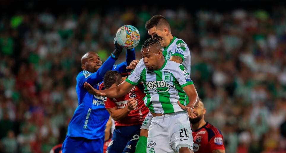 El clásico antioqueño entre Nacional y Medellín dejó dos lesionados, un expulsado. Ahora, a pensar en el torneo internacional. FOTO CAMILO SUÁREZ