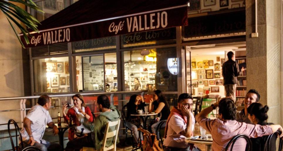 Las personas disfrutaban en la noche de este espacio entre café, cervezas, conversaciones y libros. FOTO: Archivo El Colombiano. 
