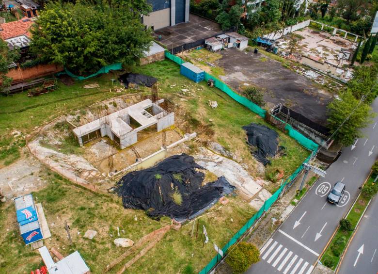 El polémico terreno lleva varios meses cercado con una franja verde. Adentro hay una terraza a nivel del suelo y columnas a medio hacer que terminan en varillas oxidadas. FOTO CAMILO SUÁREZ