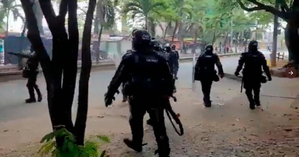 Pese a la fuerte presencia de la Fuerza Pública, las protestas por el paro minero se tornaron violentas en Caucasia. FOTO: CORTESÍA