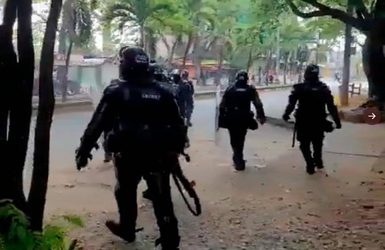 Pese a la fuerte presencia de la Fuerza Pública, las protestas por el paro minero se tornaron violentas en Caucasia. FOTO: CORTESÍA