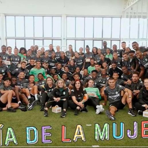 Los jugadores de Atlético Nacional le dieron una sorpresa a las jugadoras del equipo femenino en el entrenamiento en la sede de Guarne. FOTO: CAPTURA DE VIDEO 