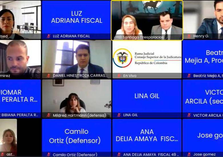 La jueza 39 municipal de control de garantías (arriba, a la izquierda) emitió la decisión en la continuación de la audiencia de solicitud de medida de aseguramiento este lunes. FOTO: CAPTURA DE PANTALLA