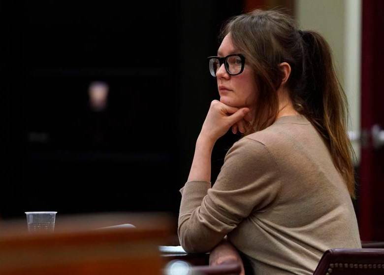 Anna Delvey en la reunión con la corte de Nueva York ya sin toda la ropa negra que lucía afuera del auditorio. FOTO: AFP