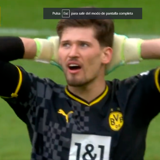 La reacción de Gregor Kobel tras el autogol. FOTO CAPTURA DE PANTALLA