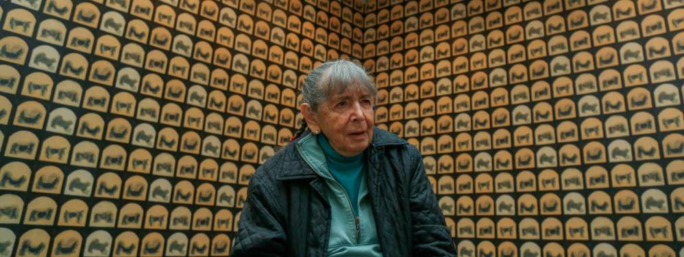 La maestra Beatriz delante de su obra A Posteriori. Foto: Colprensa