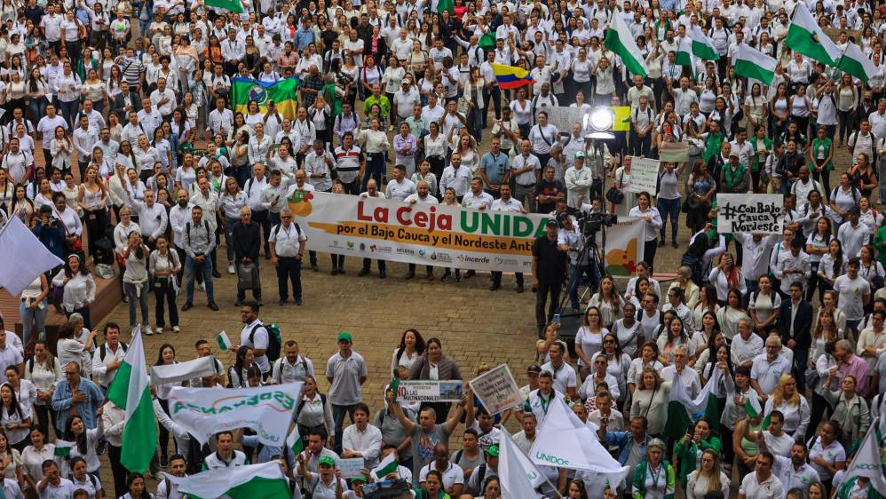 La Plaza de la Libertad, en La Alpujarra, se llenó de verde y blanco para pedir por la paz en el Bajo Cauca Antioqueño. Foto: MANUEL SALDARRIAGA QUINTERO.