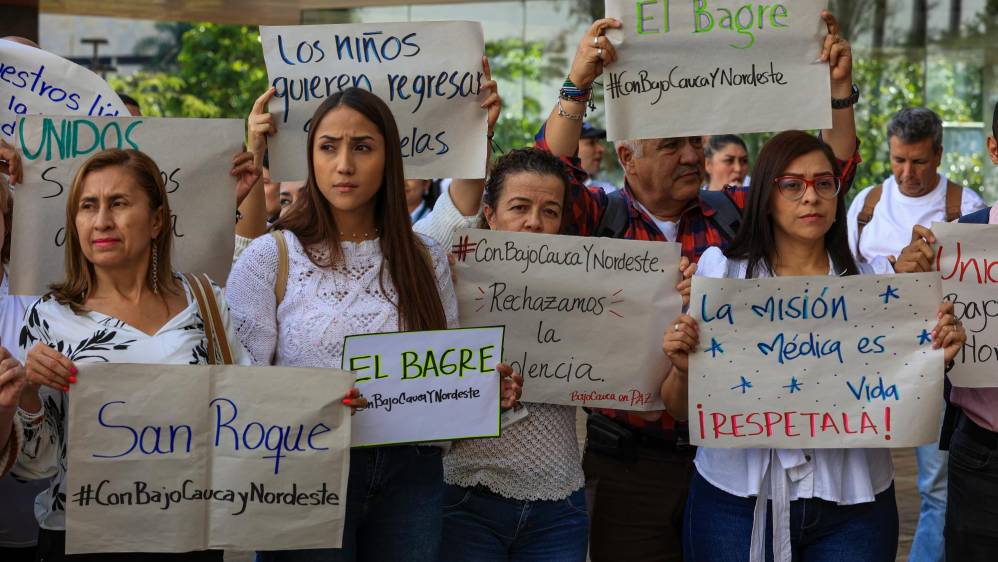Sobre las 4:00 de la tarde, centenares de personas se tomaron esta plaza del centro de Medellín, con camisetas blancas y banderas de Antioquía. Foto: MANUEL SALDARRIAGA QUINTERO.