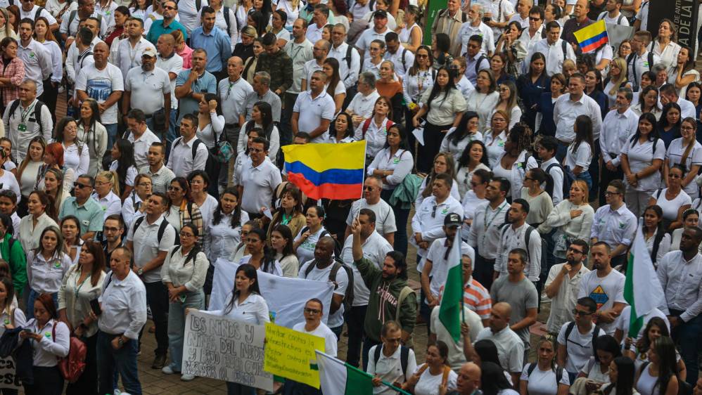 La Plaza de la Libertad, en La Alpujarra, se llenó de verde y blanco para pedir por la paz en el Bajo Cauca Antioqueño. Foto: MANUEL SALDARRIAGA QUINTERO.