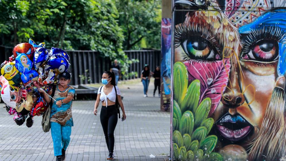 Los caminantes pueden disfrutar del arte urbano plasmado en las pinturas en las columnas del metro. FOTO: Jaime Pérez