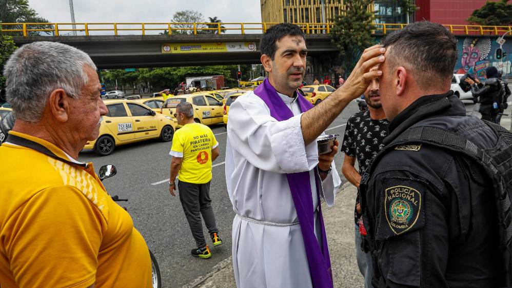 Por invitación de los mismos taxista el padre llegó a imponer la ceniza mientras se desarrollaba el paro. Foto: MANUEL SALDARRIAGA QUINTERO.