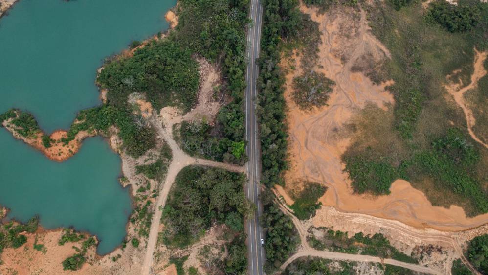La destrucción ambiental ocurre a la vista de todos en el Bajo Cauca. Una de tantas pruebas que lo demuestran es que al lado de la carretera entre los corregimientos El Doce y Puerto Antioquía, en Tarazá, hay enormes lagos de agua contaminada, cráteres y montañas de tierra removida. Foto: MANUEL SALDARRIAGA QUINTERO.