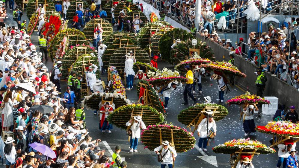 Los silleteros regresaron a ellas para festejar junto a cientos de ciudadanos locales y extranjeros una nueva versión del evento más importante y tradicional de la Feria de las Flores. Foto: MANUEL SALDARRIAGA QUINTERO.