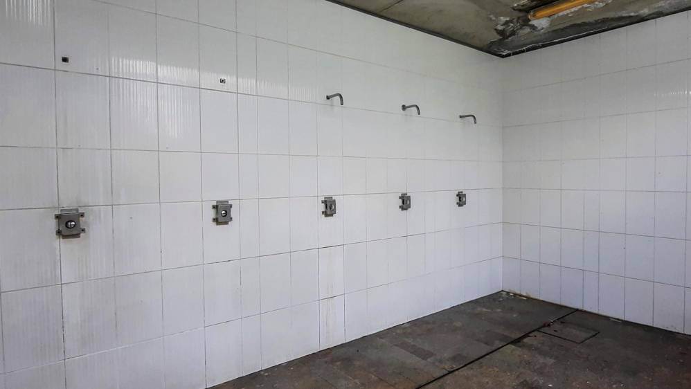 En temas de infraestructura, la mayor queja se centra en los baños de mujeres, donde hay ventanales que solo los cubren algunos plásticos y que tienen duchas malas. Foto: Carlos Velásquez