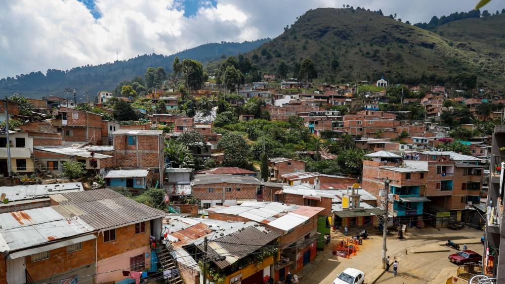 El barrio altos de la cruz se inicio con familias desplazadas , ahora es un barrio de mucho progreso y de gente pujante, afirma el padre Rubén Darío Tamayo que lleva 15 años en la comunidad.