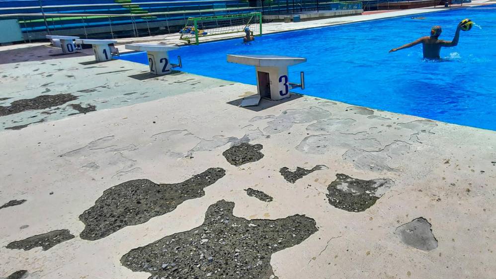 Piscinas sin calefacción, grietas, daños estructurales, baños en mal estado y hasta huecos en los alrededores de las piscina olímpica son algunas de las afectaciones que presentan. Foto: Carlos Velásquez