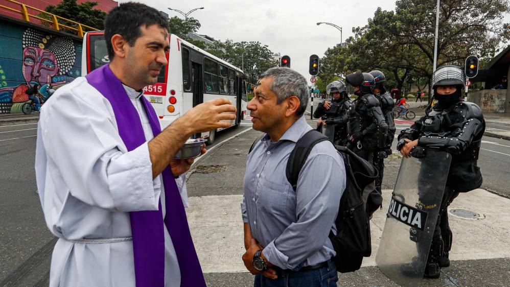 El párroco invitó a todos los paisas a vivir este tiempo de cuaresma en paz. Foto: MANUEL SALDARRIAGA QUINTERO.