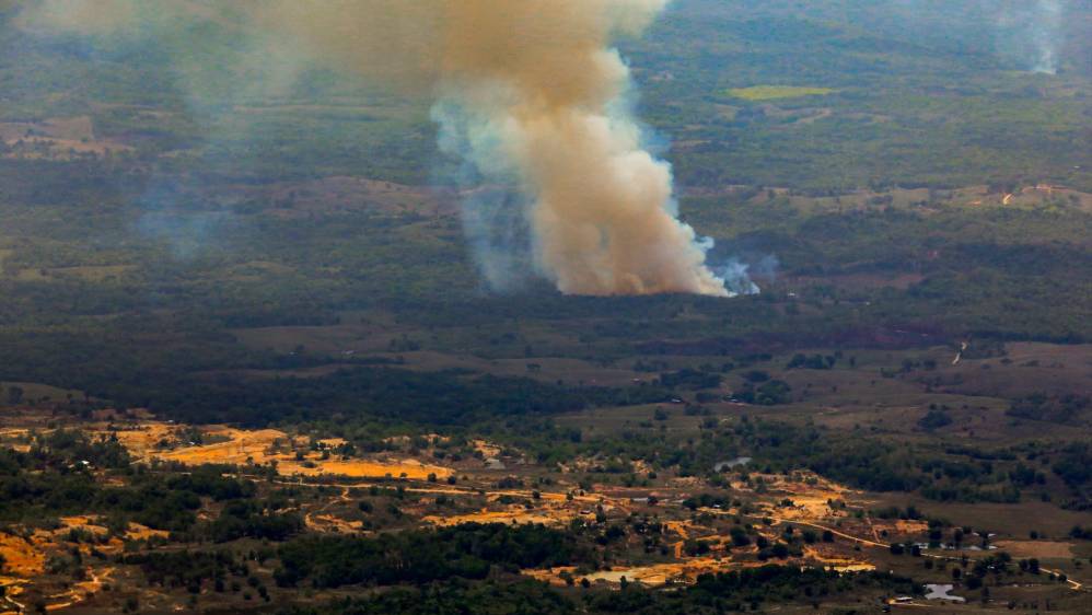 En las llanuras entre Zaragoza y Nechí se observan decenas de enormes columnas de humo de grandes extensiones de bosque que son quemadas para siembra de hoja de coca y minería ilegal. Foto: MANUEL SALDARRIAGA QUINTERO.