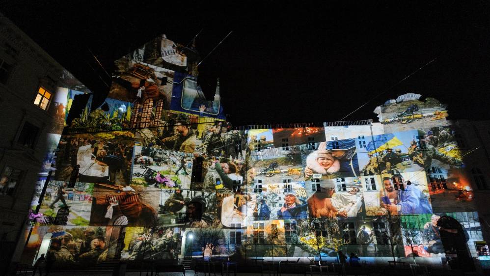 En Liviv, Ucrania, la iglesia de la guarnición de San Pedro y San Pablo se iluminó durante la gira de arte ligero “Conmemoración. Luz para la esperanza” del artista suizo Gerry Hofstetter quien iluminó varios edificios en esta ciudad. FOTO: GETTY