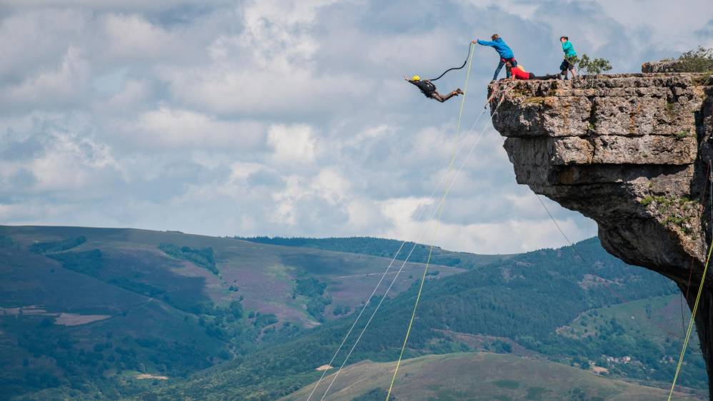 El bungee jumping es una de las actividades que más se realizan en este acantilado ubicado en el departamento de Lozère. Foto: Getty