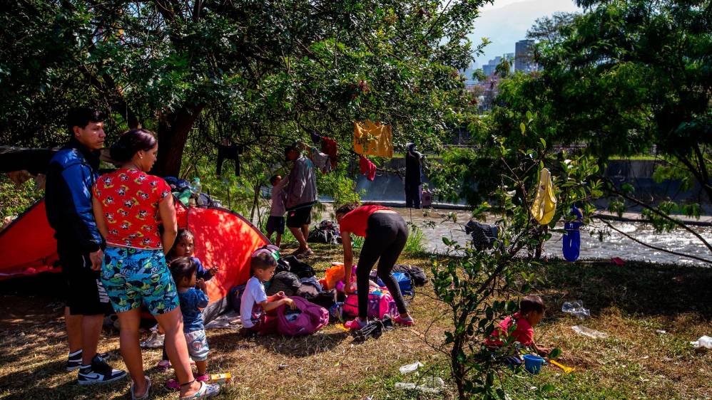 A orillas del río instalaron varias carpas y habilitaron un plástico improvisado para descansar y dormir. Foto: Esneyder Gutiérrez Cardona 