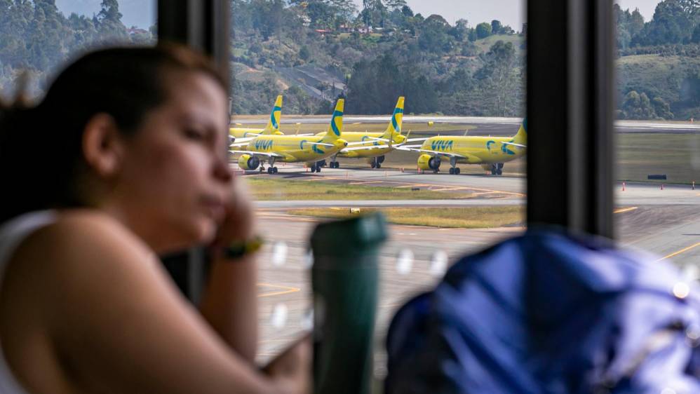 Desde las primeras horas de la mañana de este martes, cientos de viajeros molestos por la súbita cancelación de sus vuelos bloquearon el acceso a las salas de abordaje internacional del aeropuerto José María Córdova. Foto: Carlos Velásquez