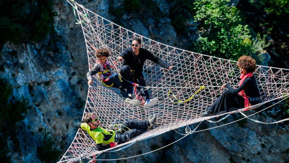 Escaladores del lugar realizaron una red con cuerdas para descansar en la cima de las montañas rocosas. Foto: Getty
