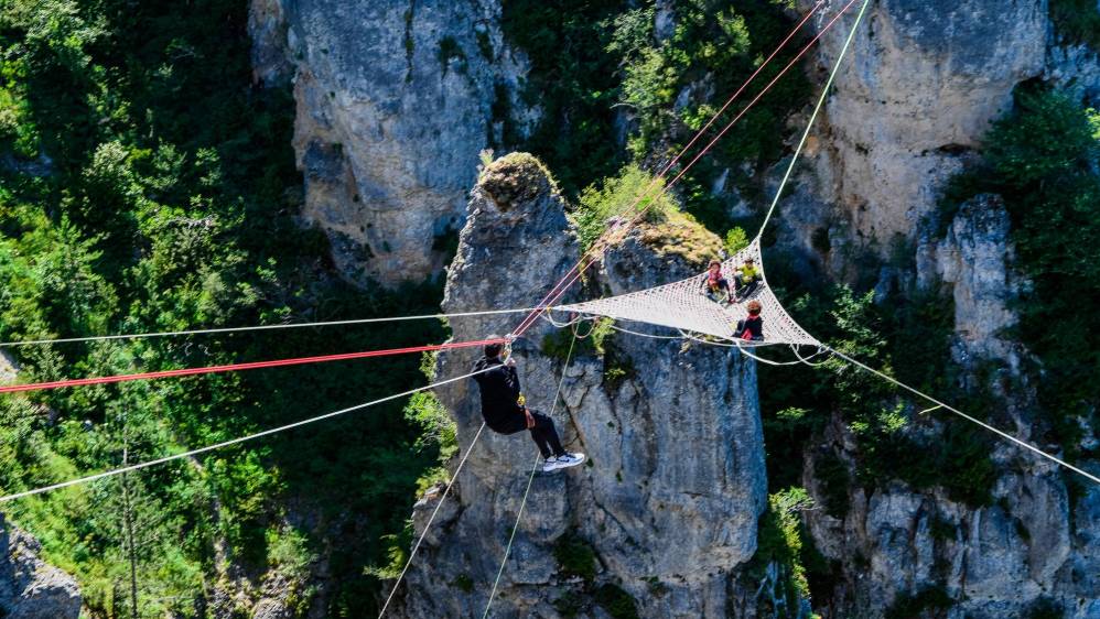 Personas de todo el mundo visitan estas montañas rocosas que por sus características es perfecto para hacer estas actividades extremas. Foto: Getty
