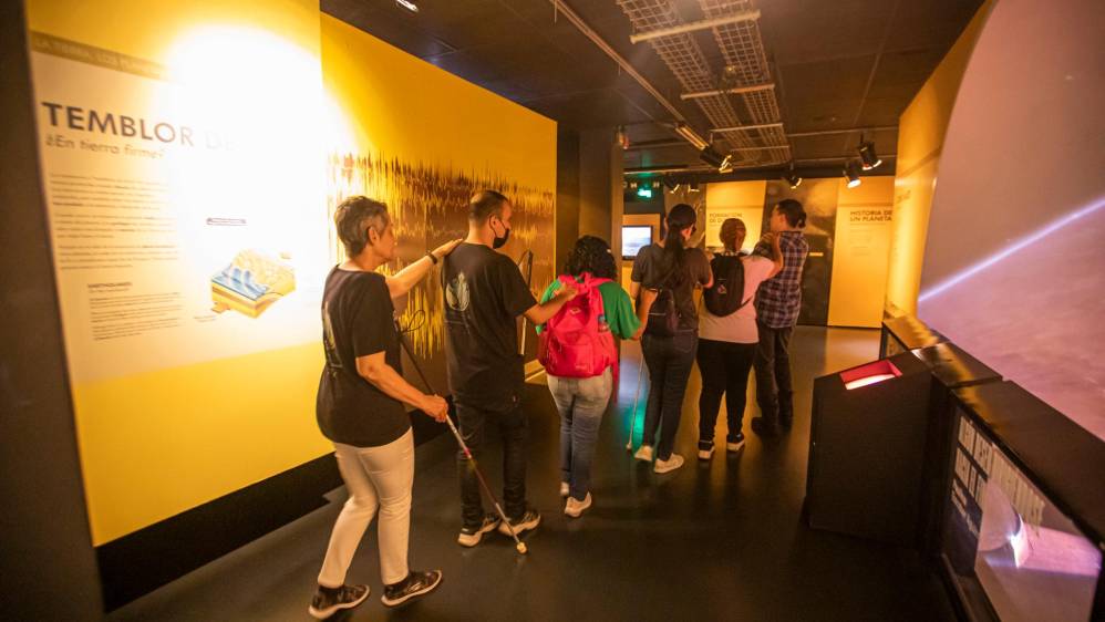 En imágenes | En el Planetario de Medellín hay un club de astronomía para ciegos