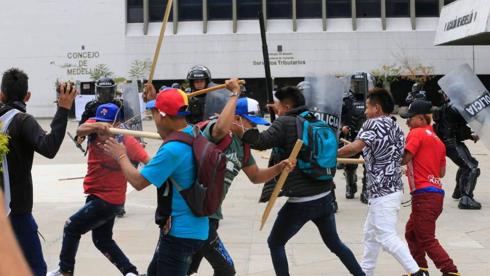 Pasado el mediodía se volvieron a agitar los ánimos luego de que varios indígenas, todos ellos hombres, salieran a buscar comida y al querer ingresar nuevamente al centro administrativo el Esmad y la policía les negó el ingreso. Foto: Esneyder Gutiérrez