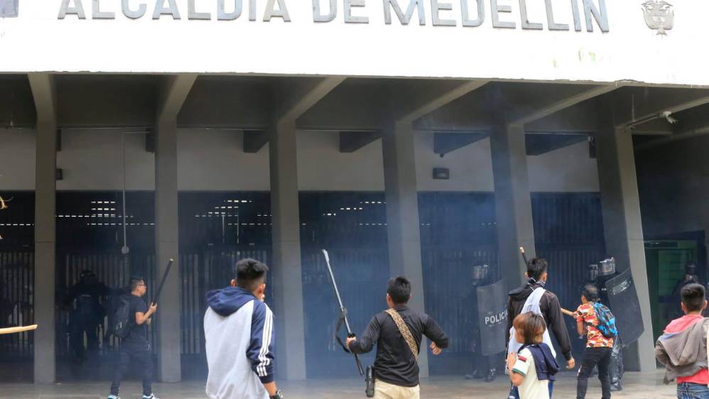 Todo transcurría en relativa calma hasta que un grupo de personas decidió ingresar al centro administrativo donde causaron destrozos y rompieron vidrios. Foto: Esneyder Gutiérrez