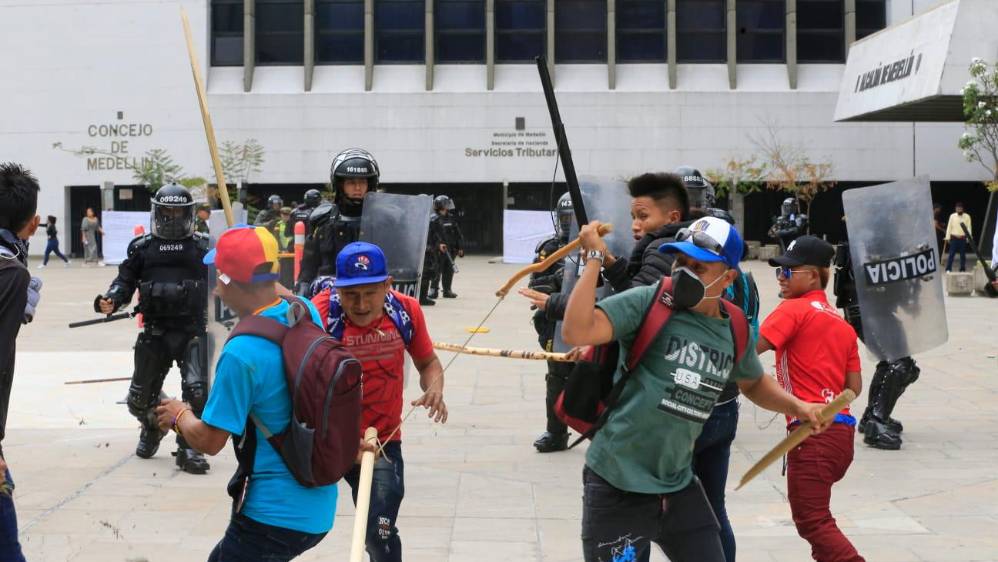 La alcaldía que dirige Quintero no ha adelantado ninguna acción efectiva para garantizar los derechos y bienestar de los niños indígenas que padecen todo tipo de vulneraciones en las calles, particularmente en El Poblado. Foto: Esneyder Gutiérrez