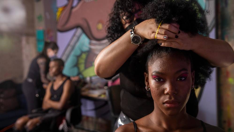“Siempre he estado rodeado de mujeres y por eso he desarrollado una sensibilidad por la piel y el espectáculo, a raíz de eso decidí que quería estudiar diseño de modas y desde ahí hago show”, dijo el diseñador. Foto: Carlos Velásquez